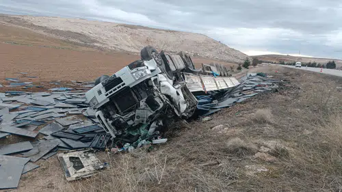 Konya–Akşehir yolunda korkutan kaza! Tır şarampole uçtu!