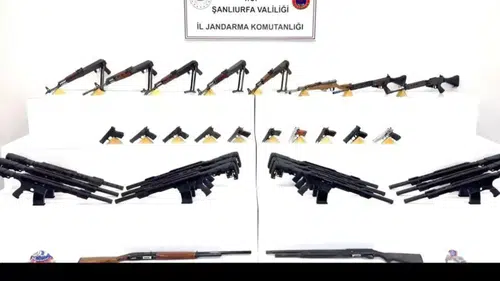 Volkanik taşlarının altında cephanelik ele geçirildi