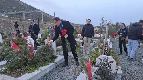 Depremde hayatını kaybedenler, mezarları başında anıldı