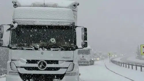 Alacabel beyaza büründü! Yoğun kar yağışı etkili oluyor