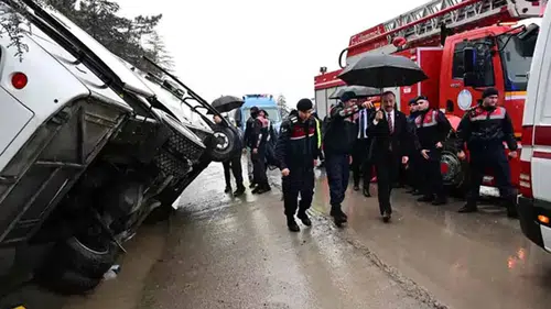 Cezaevi ring aracı devrildi: 3 yaralı