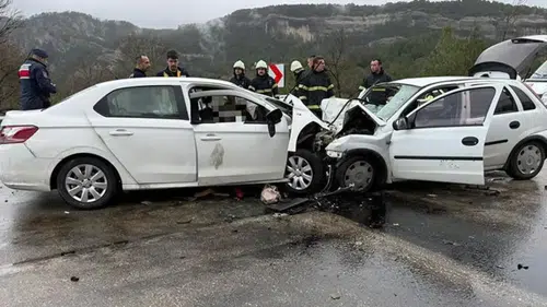 İki otomobil kafa kafaya çarpıştı; 7 ölü