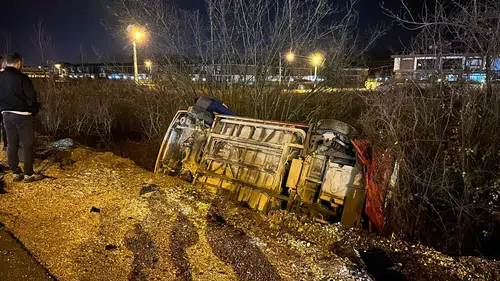 Otomobilin çarptığı özel halk otobüsü devrildi: 5 yaralı