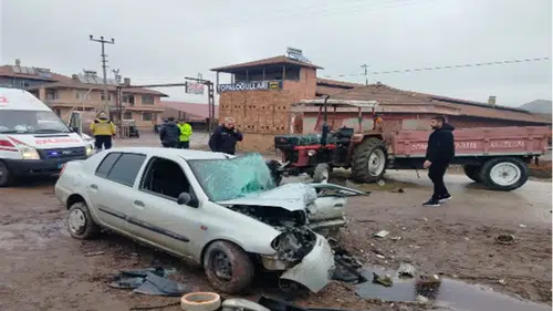 Traktör ile otomobil çarpıştı; 1 ölü, 2 yaralı