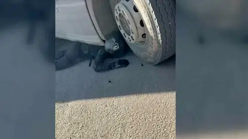 Tırın altında kalan kurye yaşadıklarını anlattı: “Kaskım hayatımı kurtardı”