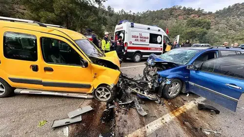 Otomobil, hafif ticari araçla çarpıştı