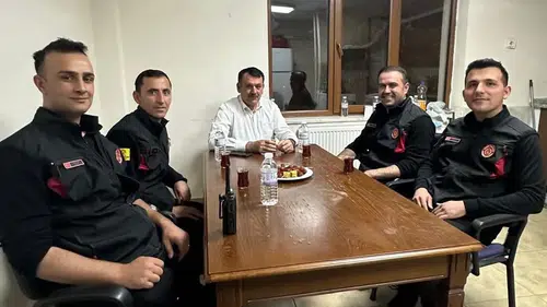 Konyalı Başkan kahraman itfaiyecilerle aynı sofrada!