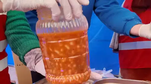 Konya'da ücretsiz yemek dağıtımı başladı: İsteyen kaplarla eve götürebiliyor!