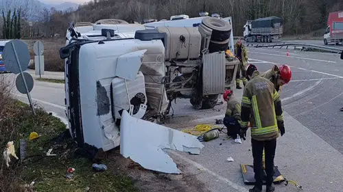 Refüje devrilen tankerin sürücüsü öldü