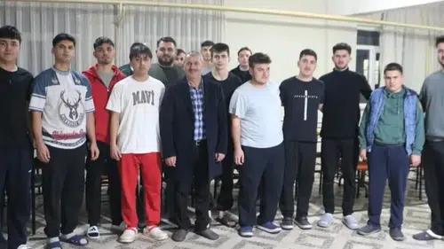 Konya ilçesinde öğrenciler yalnız değil: Başkan iftar sofrası kurdu!