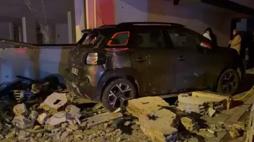 4 araca ve iş yerine çarptı