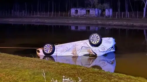 Otomobil, takla atıp su kanalına düştü