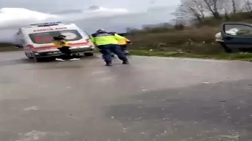 İki araç kafa kafaya çarpıştı: 1 ölü, 4 yaralı