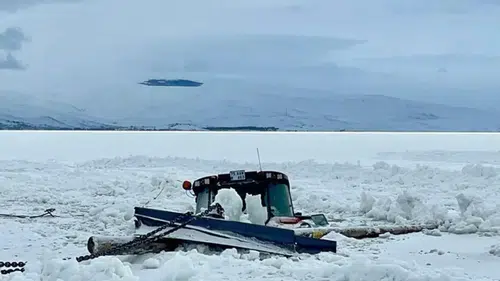 Buz tutan gölün altında kalan traktör, yoğun çalışmalar sonucu kurtarıldı!