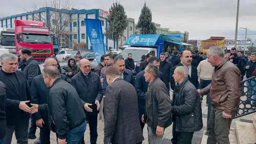 Konya protokolü Cuma namazı sonrası vatandaşlarla bir araya geldi