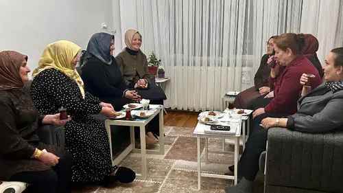 Konya'nın kadın Vekili Göka Rabia teyzenin sofrasına konuk oldu