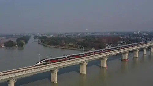 Çin'de demir yolu köprüsü çöktü: 5 ölü