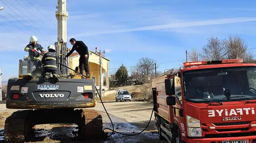 Konya'da korkutan yangın: Ekskavatör alevlere teslim oldu!