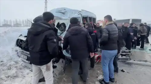 Otobüs ile minibüsün çarpıştığı kazada 18 kişi yaralandı