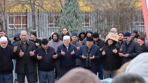 Konya'dan kutsal yolculuk: Umre yolcuları uğurlandı