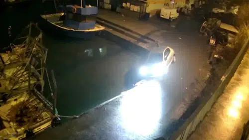 Otomobil mendirekte asılı kaldı