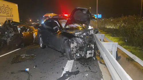 Seyir halindeyken aniden arızalanan otomobile kamyon çarptı: 1 yaralı