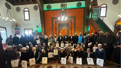 Doğanhisar'da yarı yıl tatilinde camiye giden 140 çocuklara hediye takdim edildi
