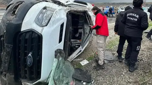 İşçileri taşıyan minibüs devrildi