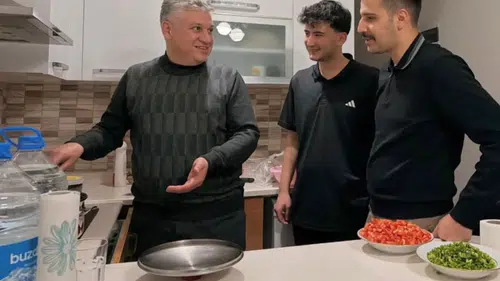 Arif Başkan mutfağa girmiş