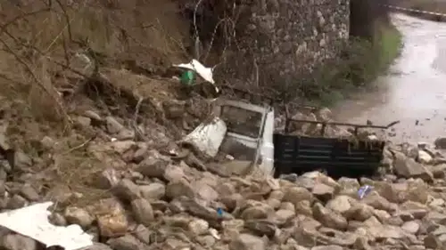 Üzerine istinat duvarı çöken kamyonetinde hayatını kaybetti