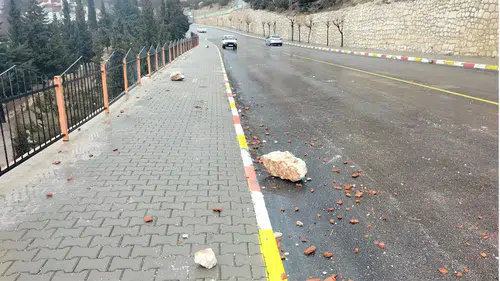 Dağdan kopan kaya, mahalledeki trafoya çarptı