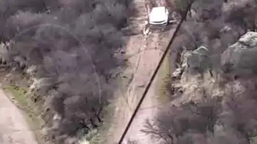 Çamura saplanan otomobili polisler kurtardı