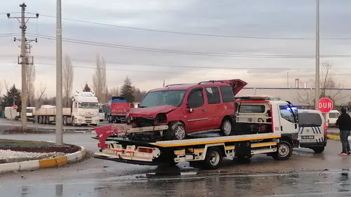 Konya'da tırla çarpışan hafif ticari araçtaki 1 kişi yaralandı