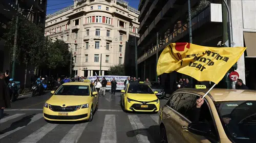 Atina'da taksiciler 3 günlük greve gitti