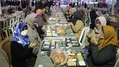Bu mahallede ramazanda iftar yemeklerini erkekler hazırlıyor