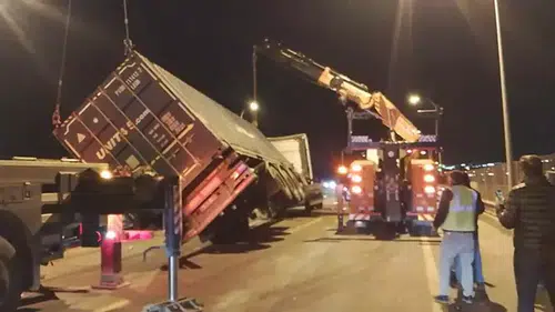 Konteyner yüklü TIR devrild