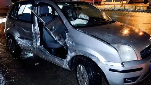 2 otomobil ve 1 kamyonetin karıştığı kazada 9 kişi yaralandı