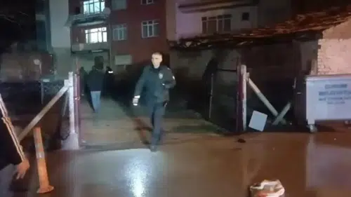 Sokak ortasında 2 kişi, bacaklarından vuruldu