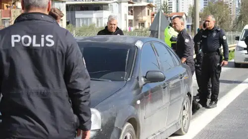 Otomobilde başından silahla vurulmuş halde ölü bulundu