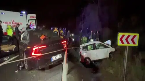 Otomobil ile hafif ticari araç kafa kafaya çarpıştı: 1 ölü, 5 yaralı