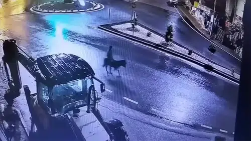 Kuyumcudan altın çalıp eşekle kaçtı