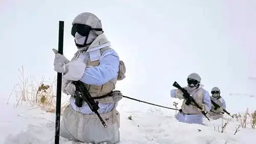 Mehmetçik, zorlu kış şartlarında görev başında