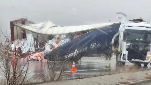 Konya'da Tır dorsesi devrildi