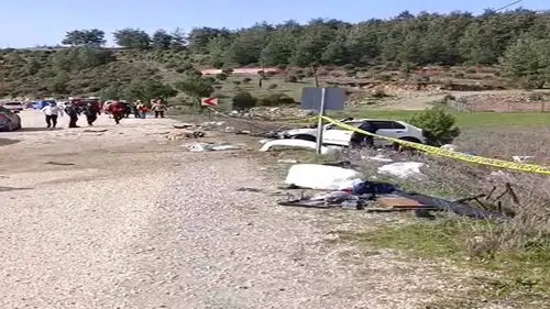 Hafriyat kamyonuyla çarpışan otomobilin sürücüsü yaralandı, eşi öldü