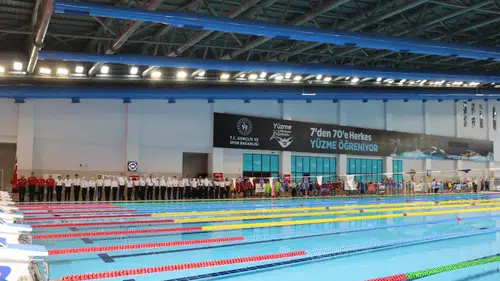 Konya’da küçükler havuzda şampiyonluk için kulaç attı