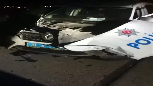 Cip, polis aracına çarptı: 2 yaralı