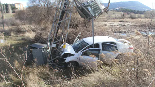 Konya’da kontrolden çıkan otomobil direğe çarptı: 3 yaralı