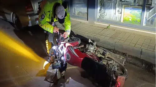 Polisin 'dur' ihtarına uymayan ehliyetsiz sürücüye 303 bin lira ceza