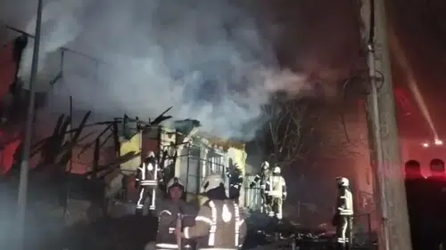 2 katlı metruk bina alev alev yandı