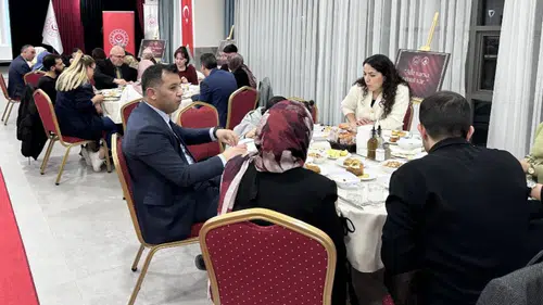 Konya'da devlet desteğiyle evlenen gençler akşam yemeğinde buluştu